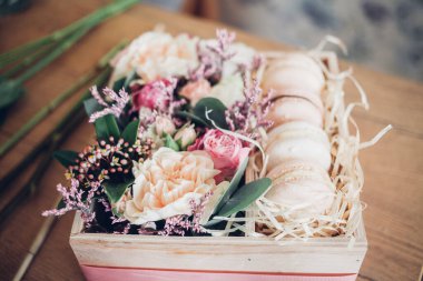 Çiçekli bir kutuda makarna. Fransız kurabiyeleri.