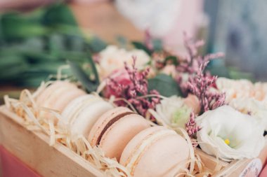 Çiçekli bir kutuda makarna. Fransız kurabiyeleri.