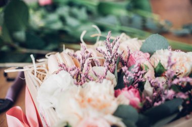 Çiçekli bir kutuda makarna. Fransız kurabiyeleri.