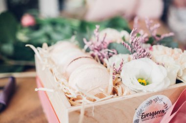 Çiçekli bir kutuda makarna. Fransız kurabiyeleri.