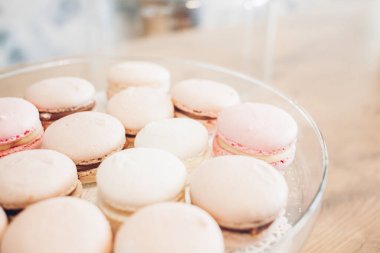 Şeffaf tatlı tepsisinde Fransız kurabiyelerinin yakın çekimi. 