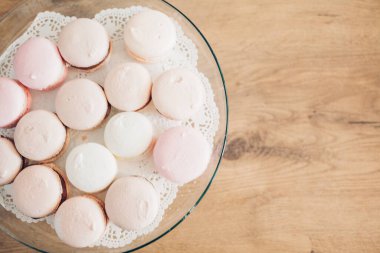 Şeffaf tatlı tepsisinde Fransız kurabiyelerinin yakın çekimi. 