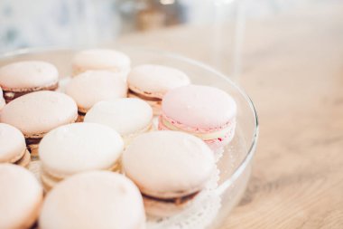 Şeffaf tatlı tepsisinde Fransız kurabiyelerinin yakın çekimi. 