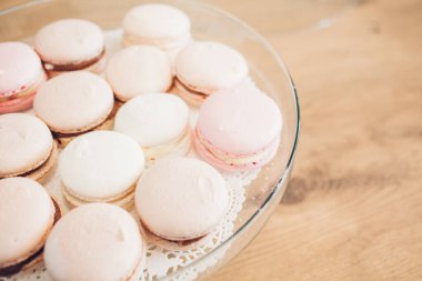 Şeffaf tatlı tepsisinde Fransız kurabiyelerinin yakın çekimi. 