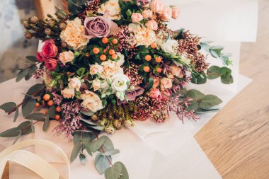 Bir buket çiçek masanın üzerinde duruyor.