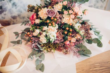 Bir buket çiçek masanın üzerinde duruyor.