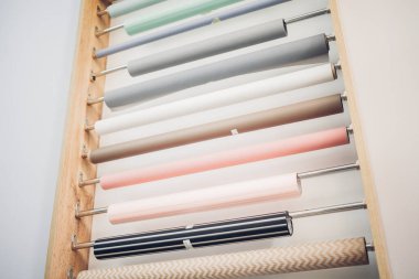 Renkli kağıtlar. Renkli kağıt rulo ve yığın