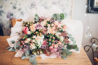 Bir buket çiçek masanın üzerinde duruyor.