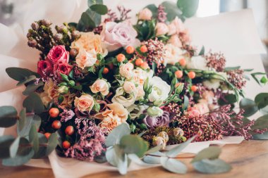 Bir buket çiçek masanın üzerinde duruyor.