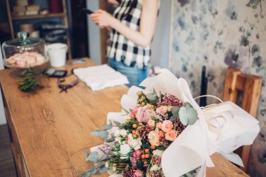 Bir buket çiçek masanın üzerinde duruyor.