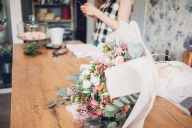 Bir buket çiçek masanın üzerinde duruyor.