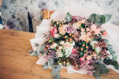 Bir buket çiçek masanın üzerinde duruyor.