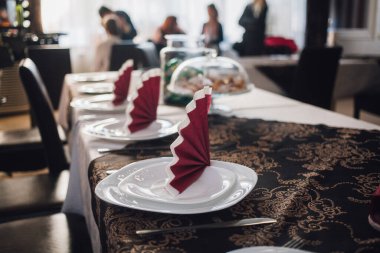 Şenlikli servis masası, tabaklar ve masa örtüsü.
