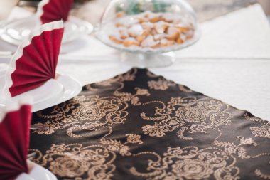 Şenlikli servis masası, tabaklar ve masa örtüsü.