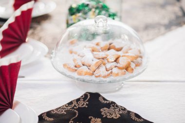 Şenlikli servis masası, tabaklar ve masa örtüsü.