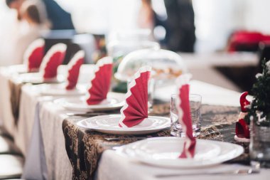 Şenlikli servis masası, tabaklar ve masa örtüsü.