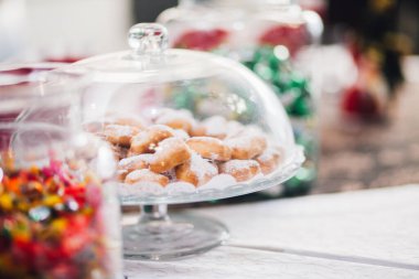 Şenlikli servis masası, tabaklar ve masa örtüsü.