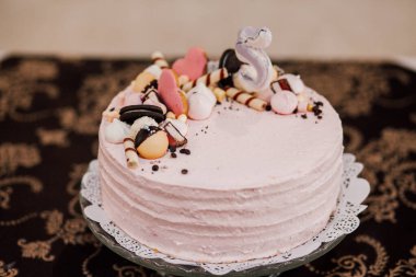 Lezzetli pembe pasta, dekore edilmiş tatlı.