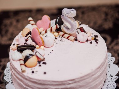 Lezzetli pembe pasta, dekore edilmiş tatlı.