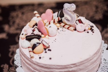 Lezzetli pembe pasta, dekore edilmiş tatlı.