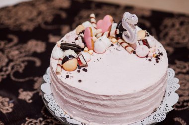 Lezzetli pembe pasta, dekore edilmiş tatlı.