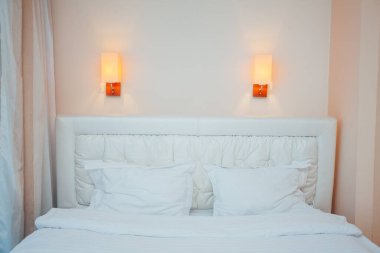 Modern yatak odasının minimalist iç mekanı 