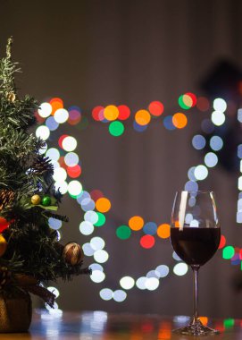 Noel ve Yeni Yıl tatili geçmişi. Dairenin içinde kış mevsimi ağacı