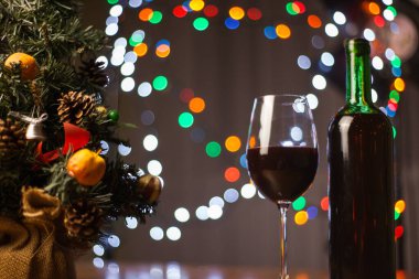 Noel ve Yeni Yıl tatili geçmişi. Dairenin içinde kış mevsimi ağacı