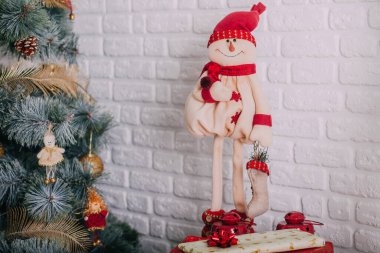 Noel ve Yeni Yıl tatili geçmişi. Dairenin içinde kış mevsimi ağacı