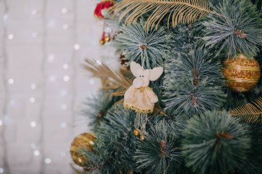 Noel ve Yeni Yıl tatili geçmişi. Dairenin içinde kış mevsimi ağacı