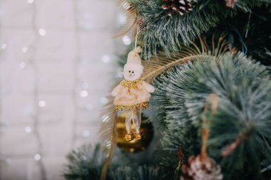 Noel ve Yeni Yıl tatili geçmişi. Dairenin içinde kış mevsimi ağacı