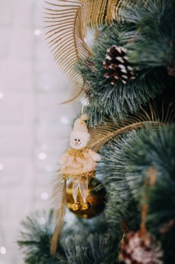 Noel ve Yeni Yıl tatili geçmişi. Dairenin içinde kış mevsimi ağacı