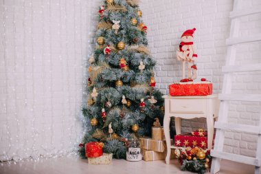 Noel ve Yeni Yıl tatili geçmişi. Dairenin içinde kış mevsimi ağacı