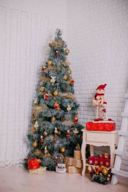 Noel ve Yeni Yıl tatili geçmişi. Dairenin içinde kış mevsimi ağacı
