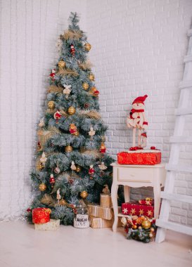 Noel ve Yeni Yıl tatili geçmişi. Dairenin içinde kış mevsimi ağacı