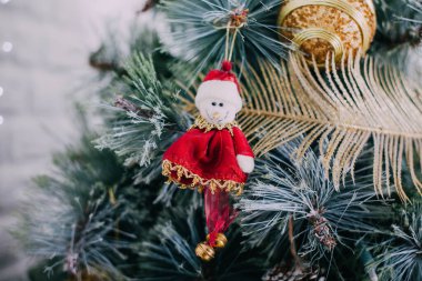 Noel ve Yeni Yıl tatili geçmişi. Dairenin içinde kış mevsimi ağacı