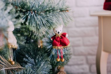 Noel ve Yeni Yıl tatili geçmişi. Dairenin içinde kış mevsimi ağacı