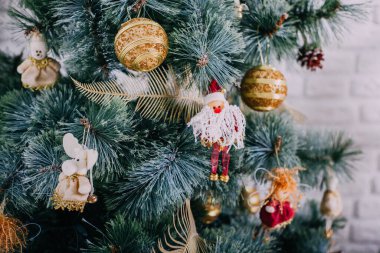 Noel ve Yeni Yıl tatili geçmişi. Dairenin içinde kış mevsimi ağacı