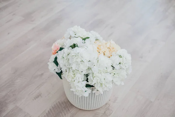 Prachtig Bloemstuk Het Vak Van Een Hoed — Stockfoto