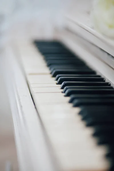 Zongorakulcsok Fehér Szín Dekoráció Stúdióban — Stock Fotó