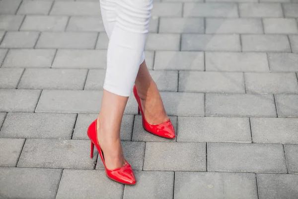 Kırmızı Topuklu Bir Kadın Yüksek Topuklu Kadın Bacaklarının Yakınlaşması — Stok fotoğraf