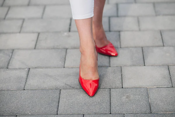 Женщина Красных Каблуках Крупный План Женских Ног Высоких Каблуках — стоковое фото