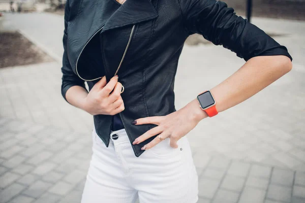 Zdjęcie Kobiece Ręce Dotykając Ekranu Ogólny Projekt Inteligentny Zegarek Efekty — Zdjęcie stockowe