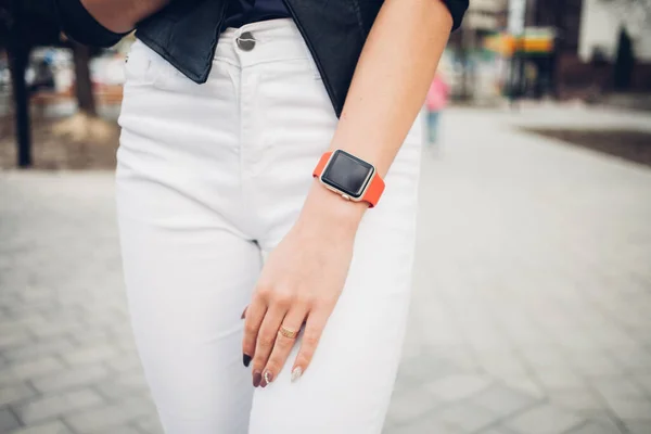 Foto Manos Femeninas Tocando Pantalla Diseño Genérico Reloj Inteligente Efectos — Foto de Stock