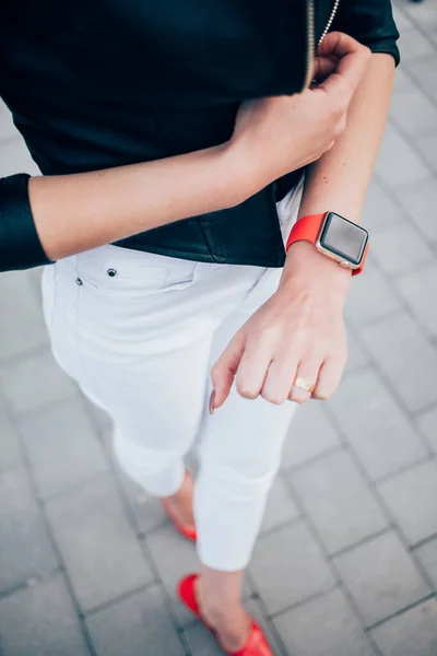 Foto Manos Femeninas Tocando Pantalla Diseño Genérico Reloj Inteligente Efectos — Foto de Stock