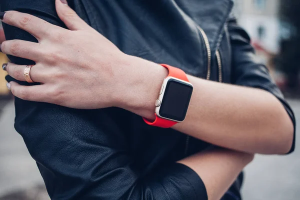 Foto Van Vrouwelijke Handen Aanraken Scherm Generieke Design Smart Watch — Stockfoto