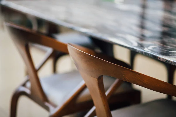 Masanın Yanındaki Tahta Sandalye — Stok fotoğraf