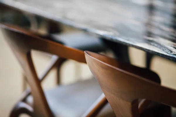 Masanın Yanındaki Tahta Sandalye — Stok fotoğraf