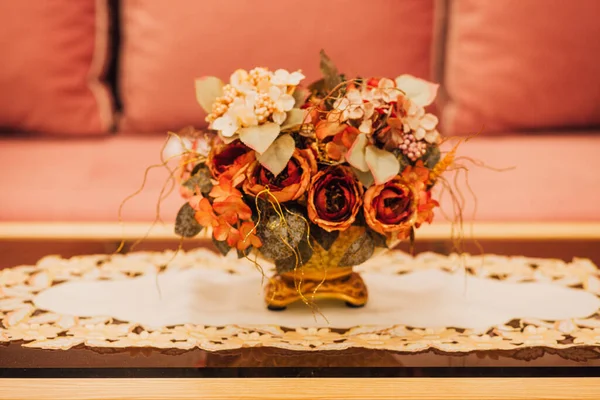 Bouquet Fiori Erge Sul Tavolo — Foto Stock
