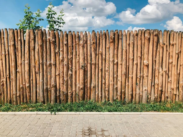 Mavi bulutlu gökyüzünün arka planında ahşap çit